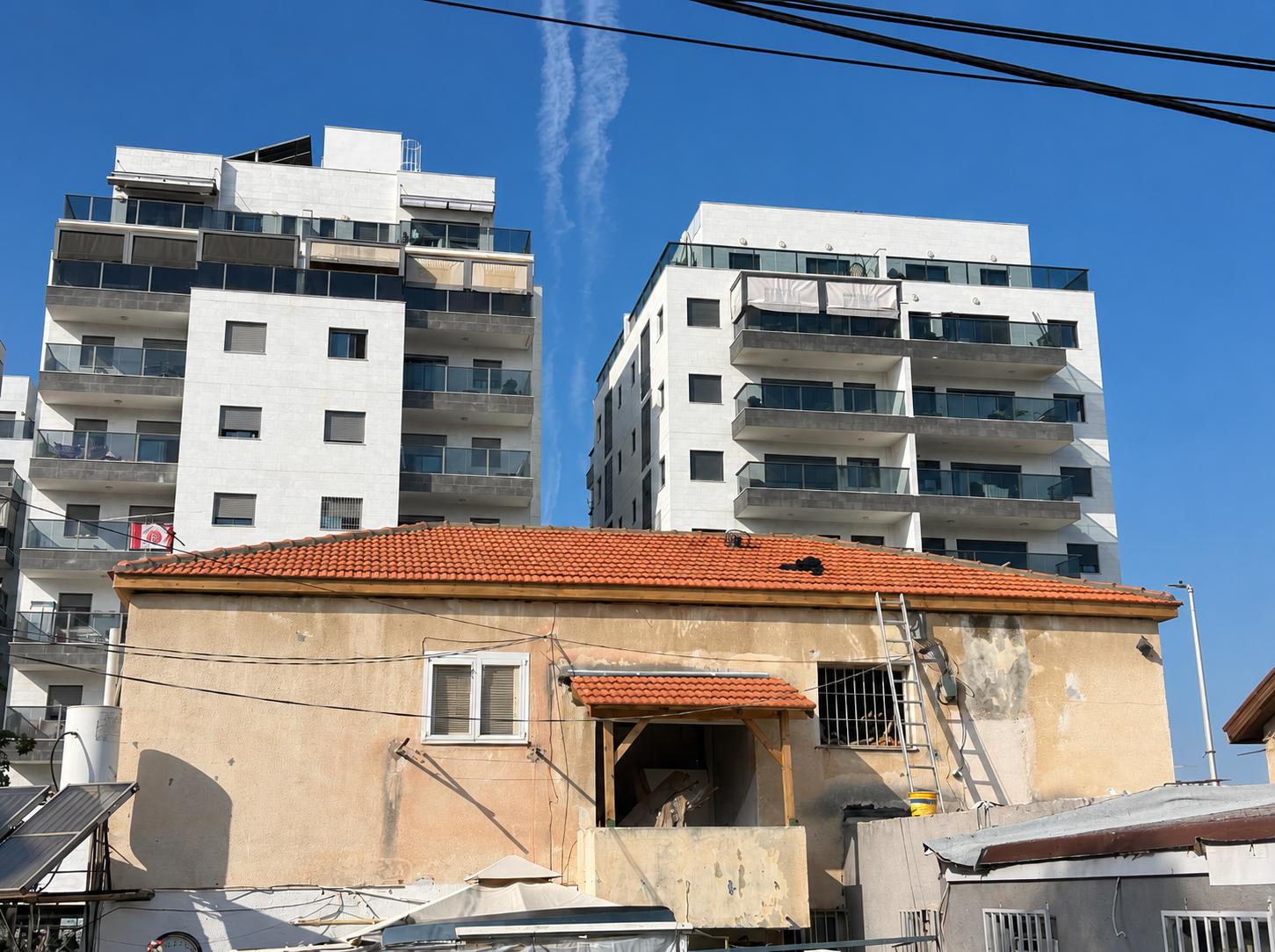 אותו בית עם גג רעפים כתום חדש, אחרי החלפת הרעפים