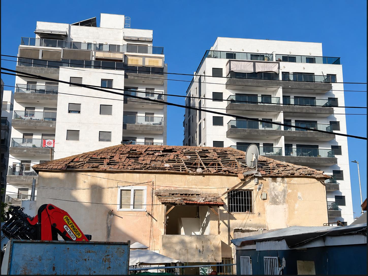 גג רעפים ישן עם רעפים שבורים וחסרים, לפני ההחלפה
