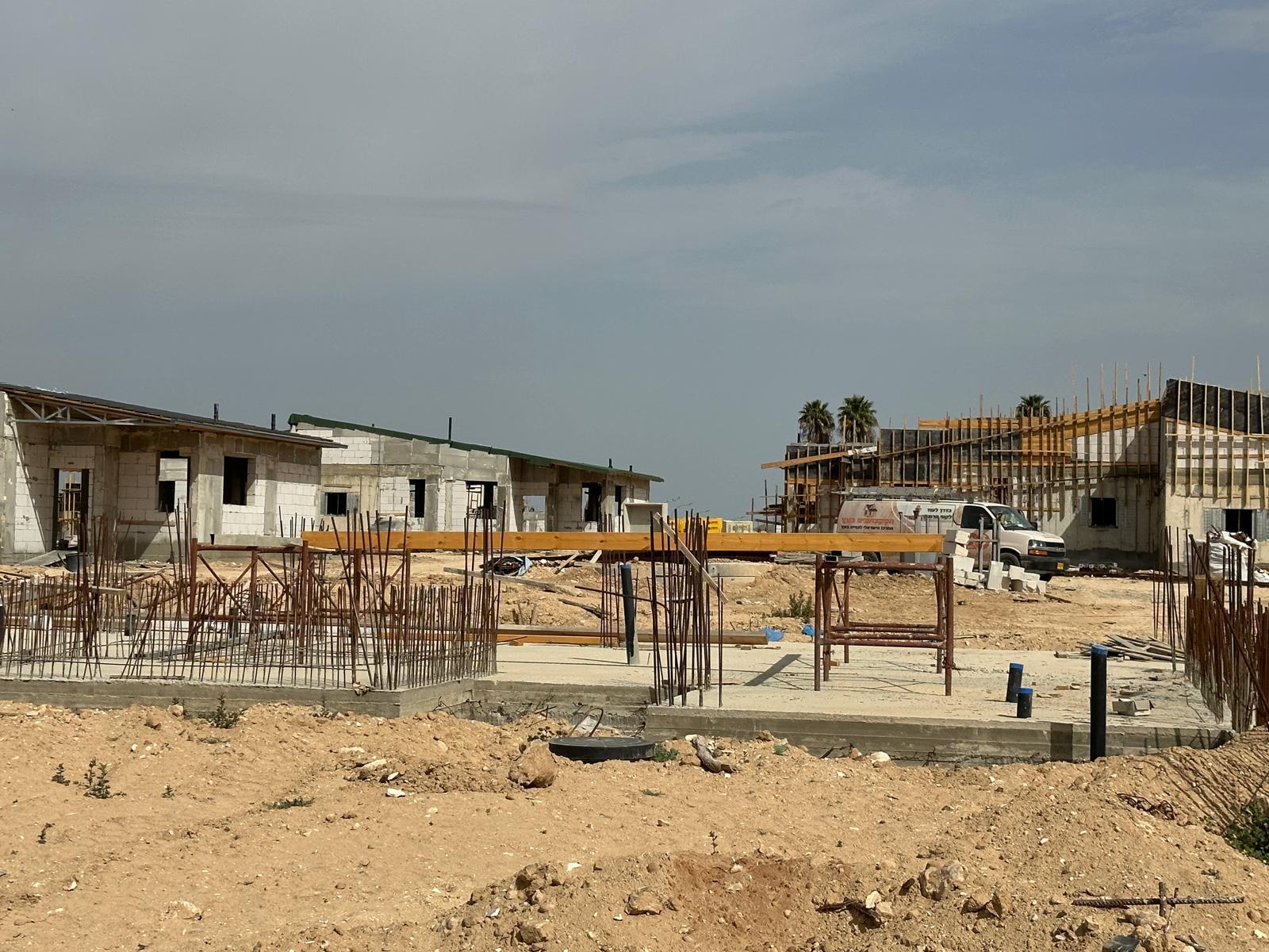אתר בנייה בחצרים, מבנים בשלבי בנייה